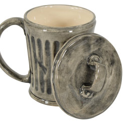 Taza oficial de Barrio Sésamo con la forma de cubo de basura utilizado por Óscar el Gruñón, revive las aventuras de los personajes de Barrio Sésamo.