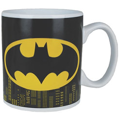 Taza oficial con el motivo del logo de Batman realizada en cerámica sensible al calor con una capacidad de 0,40 litros, incluye grabados en el exterior.