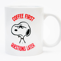 Taza oficial con el texto COFFE FIRST QUESTIONS LATER basada en Snoopy (creado en 1950 por el historietista Charles Schulz) es junto a Charlie Brown, el personaje principal de la tira cómica Peanuts