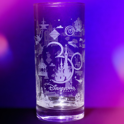 Réplica oficial 30 aniversario Atracciones de Disneyland París. Este precioso vaso está realizado en vidrio con unas dimensiones aproximadas de 14.5 x 6 cm., y una capacidad de 37 cl.