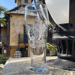 Réplica oficial del vaso de la atracción de Piratas del Caribe de los parques Disney. Este precioso vaso está realizado en vidrio con unas dimensiones aproximadas de 22 × 7,5 cm., y una capacidad de 35 cl.